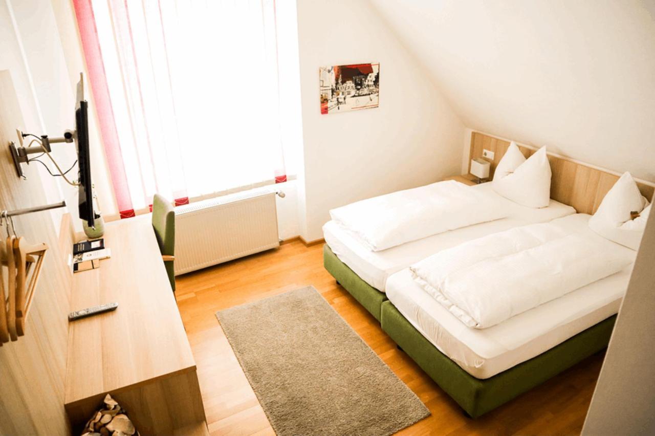 Weinstube Sinas Brettl Hotel Noerdlingen Exterior photo